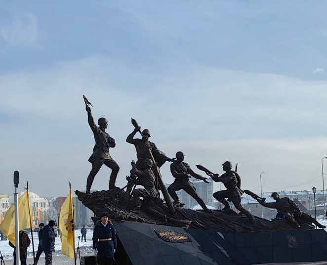 В городе Кызыле, на улице 70-летия Победы состоялось торжественное открытие памятника, посвященного братьям Шумовым – прославленному минометному расчету, чьи подвиги навсегда вписаны в историю региона и Великой Отечественной войны.