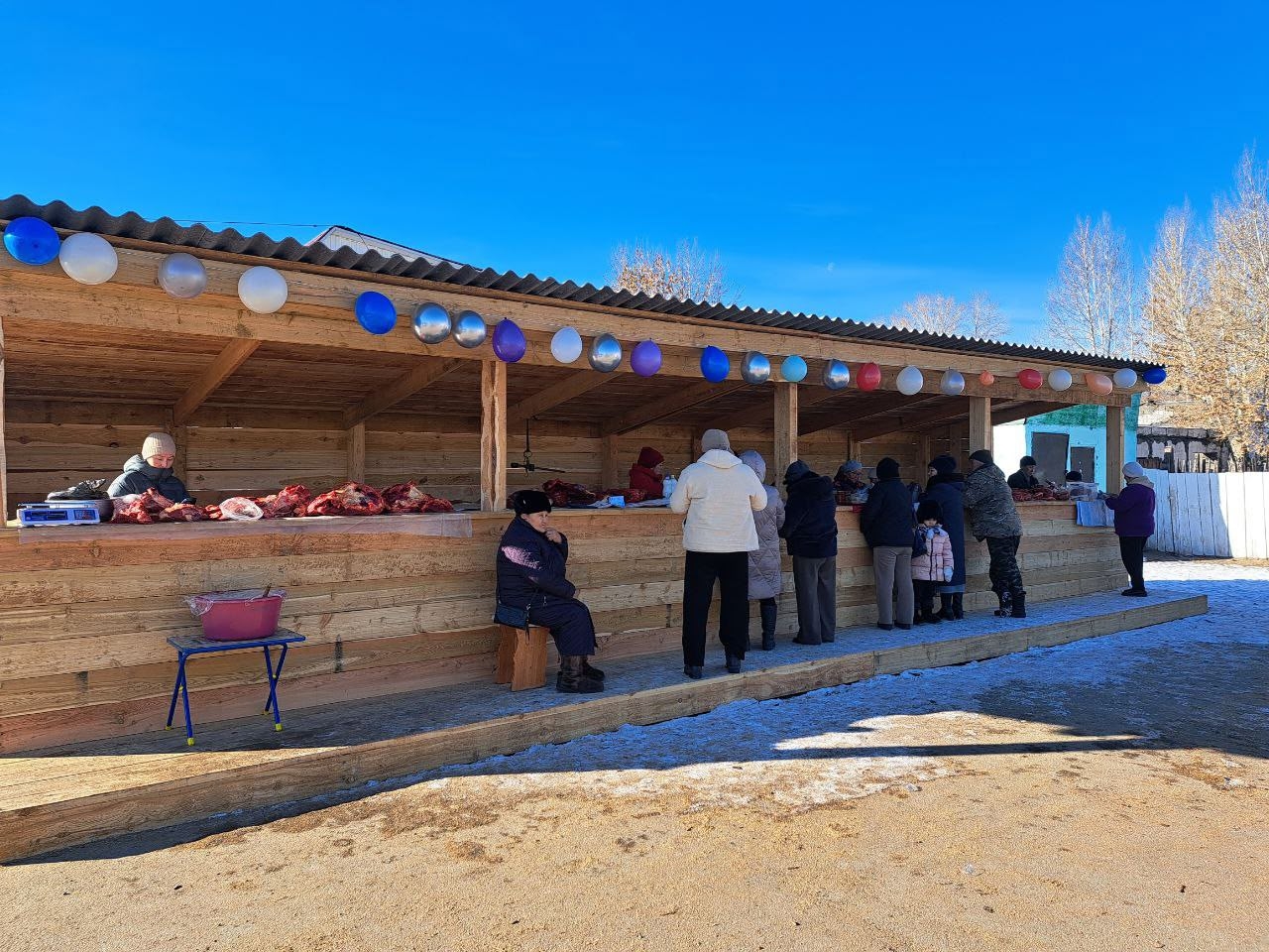 Богун ноябрь 11нин хунунде 11 шакта Суг-Аксы сумузунун девискээринде чаа кылдынган ажык хевирнин садыг-саарылга баартагынын (рынок) байырлыг ажыдыышкыны болган. Сут-Хол кожууннун чурттакчы чону бодунун кылган аьш-чем кылыгларын саарып, чонга сонуургаткан.