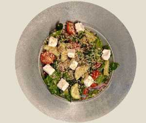 Средиземноморским салат с брынзой и киноа
