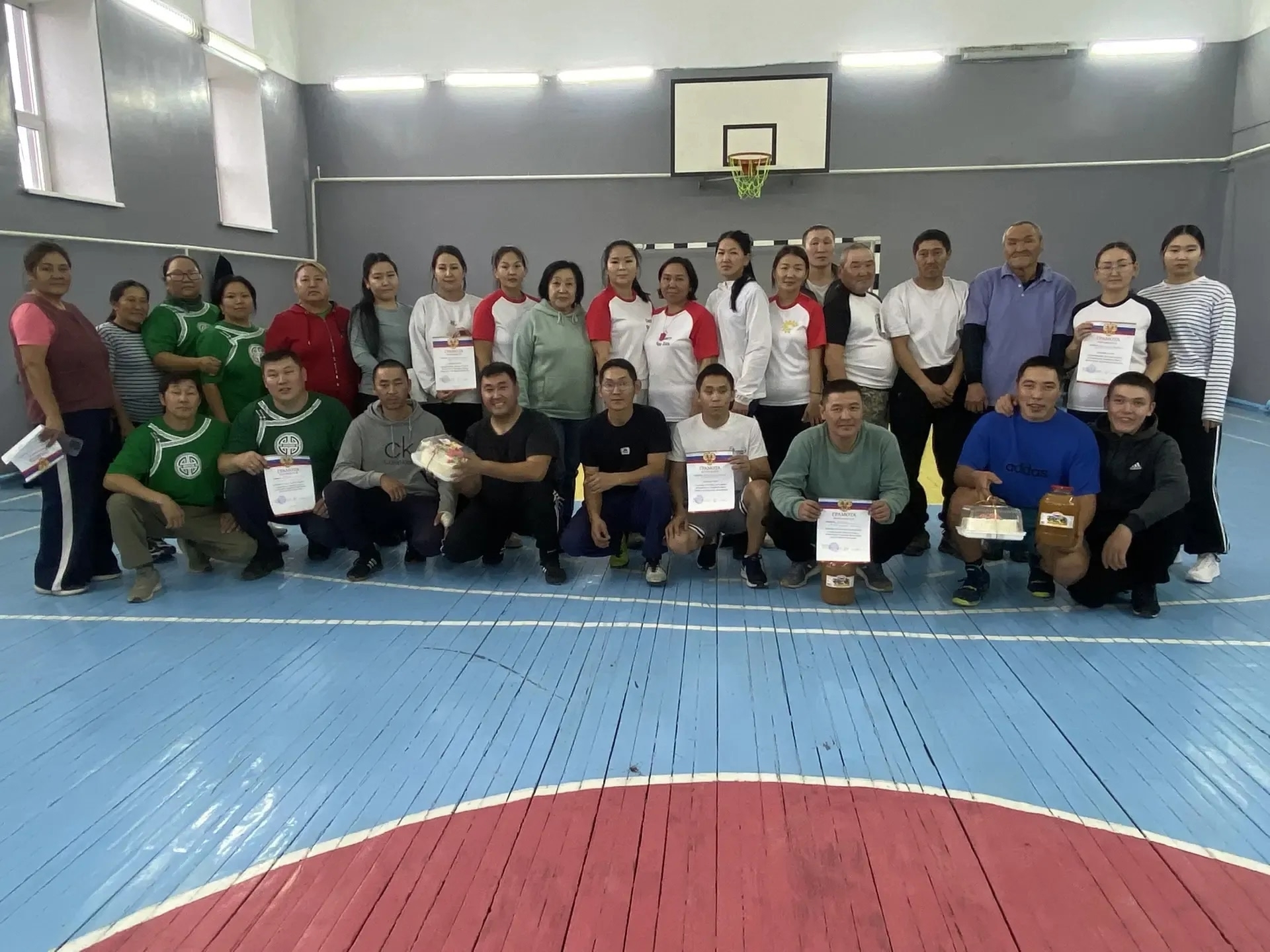 07 ноября 2025 года согласно графику проведения спортивных мероприятий по здоровому образу жизни в ГБУ РТ Соццентр Чаа-Хольского кожууна проведены весёлые стартысреди трудовых коллективов с. Чаа-Холь. Мероприятие было организовано в рамках спортивных меро