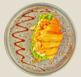 Круассан со скремблом и креветками