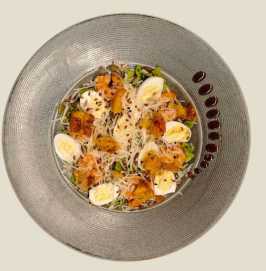 Легкий салат с креветками и перепелиными яйцами Легкий салат с креветками и перепелиными яйцами