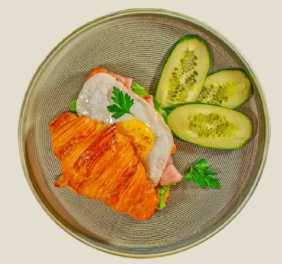 Круассан с яйцом и беконом