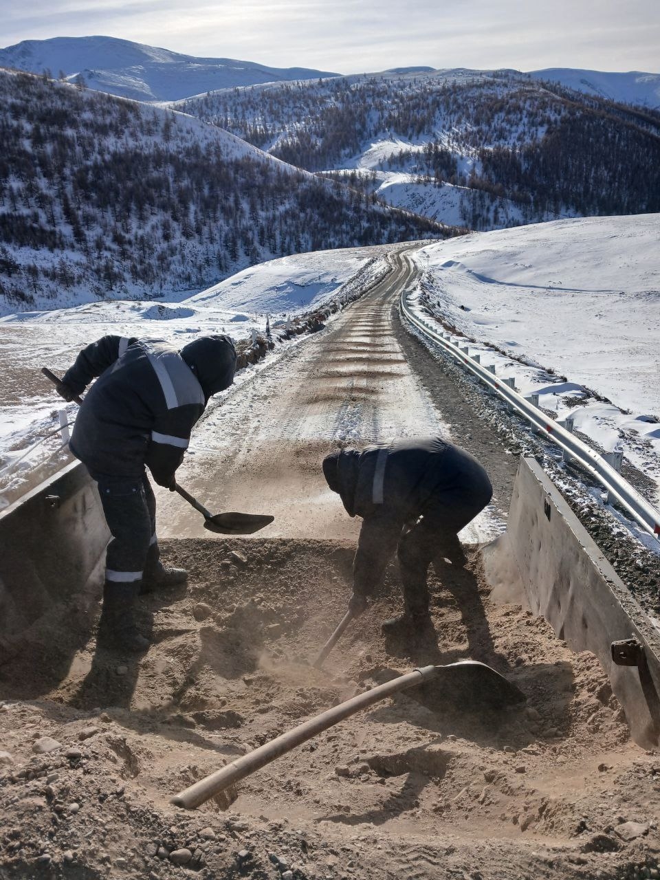 Более 150 единиц техники обеспечивают проезд по трассам республики