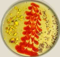 Овсяная каша с матча и клубничным соусом