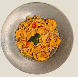 Сливочно-томатная паста с креветками и базиликом