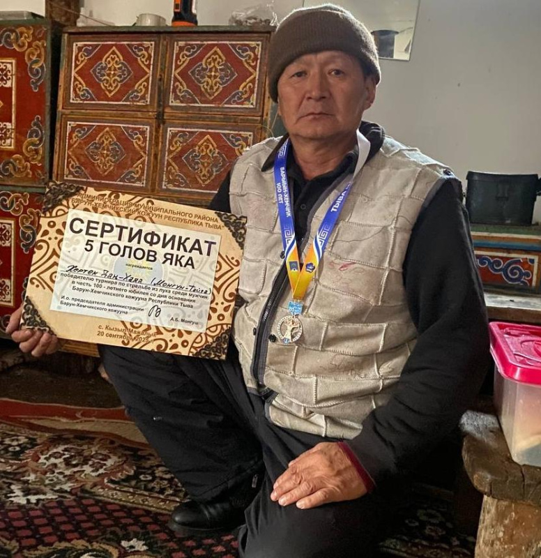 В соревновании «Ча адары», приуроченном к 100-летию Барун-Хемчикского кожууна, спонсором стал уважаемый Дидок Монгуш. Он предоставил 5 голов яка в качестве приза для победителя из Монгун-Тайги Хертек Даң-Хая - Чемпион!