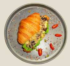 Круассан со скремблом, грибами и сыром